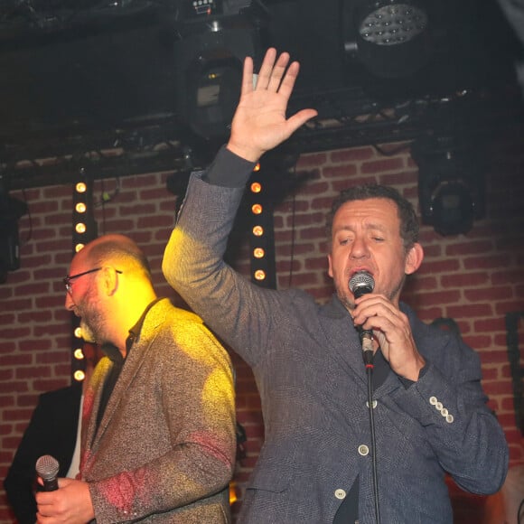 Exclusif -  Dany Boon (réalisateur du film) et Kad Merad font un boeuf sur la scène du night club « NO.PI » Place Clichy avec l'orchestre de Kad (chansons de C. Aznavour et J. Hallyday) après l'avant-première du film "La Vie pour de vrai" à Paris, France, le 18 Avril 2023. © Bertrand Rindoff / Bestimage