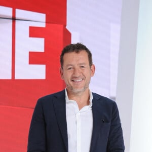 Sur Instagram il a déclaré : " "Au vu de certains commentaires agressifs qui, entre autres, suggèrent même de couler mon voilier (ce qui, au demeurant, n’est pas gentil du tout)..."
Exclusif - Dany Boon et son chien Boozgy - Enregistrement de l'émission "Vivement Dimanche" au Studio Gabriel, présentée par M.Drucker et diffusée le 25 septembre sur France 3 © Guillaume Gaffiot / Bestimage