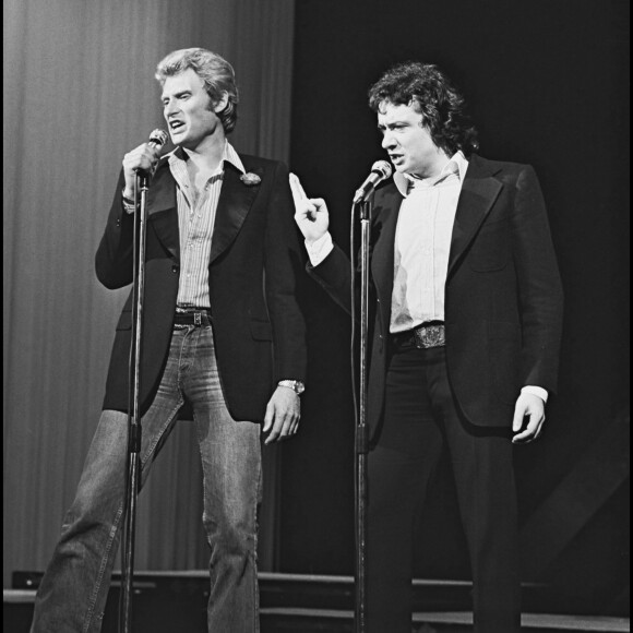 Un enterrement de vie de jeune homme qui s'était déroulé sur deux jours.
Archives - Johnny Hallyday et Michel Sardou sur le plateau de l'émission de TF1 "Numero 1 à Michel Sardou" en 1975.