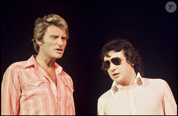 Archives - Johnny Hallyday et Michel Sardou sur le plateau de l'émission de TF1 "Numero 1 à Michel Sardou" en 1975.