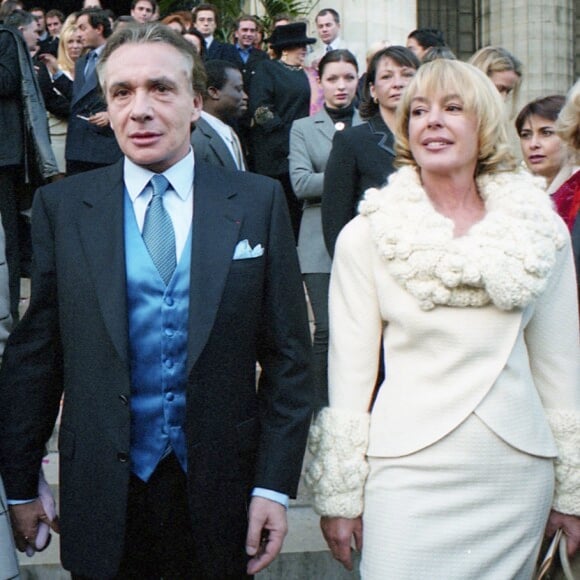 Une soirée agitée, à tel point que Michel Sardou a failli manquer la cérémonie.
Archives - Ivana Gobbi, Michel Sardou et son ex-femme Élisabeth Haas (Babette) - Mariage de Romain Sardou et Francesca Gobbi en l'église La Madeleine à Paris. Le 16 octobre 1999 © Jean-Claude Woestelenadt / Bestimage