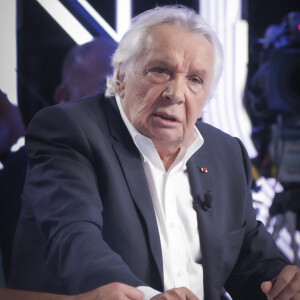 Michel Sardou est à l'honneur ce soir dans un documentaire qui lui est consacré.
Michel Sardou Exclusif - Michel Sardou sur le plateau de l'émission Touche pas à mon poste (TPMP) présentée en direct par C.Hanouna et diffusée sur C8. © Jack Tribeca / Bestimage