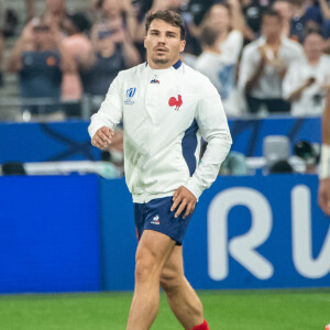 Antoine Dupont est le capitaine de l'équipde de France de rugby
Antoine Dupont (XV de France) - Match d'ouverture de la coupe du monde de Rugby : La France l'emporte 27 à 13 fve à la Nouvelle Zélande (All Blacks) au Stade de France à Saint-Denis. © Baptiste Autissier / Panoramic / Bestimage 