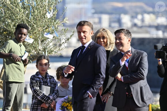 Brigitte Macron ne portait pas de mantille
Emmanuel Macron et sa femme Brigitte, le maire de Marseille Benoit Payan - Sa Sainteté le Pape accueilli par le président français et sa femme au palais du Pharo à Marseille, pour la session conclusive des "Rencontres Méditerranéennes", à l'occasion de sa visite officielle en France. Le 23 septembre 2023