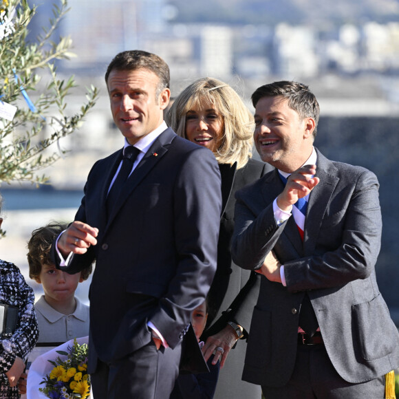 Brigitte Macron ne portait pas de mantille
Emmanuel Macron et sa femme Brigitte, le maire de Marseille Benoit Payan - Sa Sainteté le Pape accueilli par le président français et sa femme au palais du Pharo à Marseille, pour la session conclusive des "Rencontres Méditerranéennes", à l'occasion de sa visite officielle en France. Le 23 septembre 2023