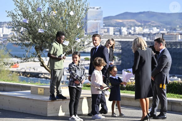 Brigitte et Emmanuel Macron vont assister à une messe dans la journée
Emmanuel Macron et sa femme Brigitte, le maire de Marseille Benoit Payan - Sa Sainteté le Pape accueilli par le président français et sa femme au palais du Pharo à Marseille, pour la session conclusive des "Rencontres Méditerranéennes", à l'occasion de sa visite officielle en France. Le 23 septembre 2023