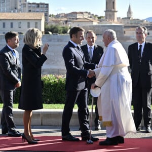 Accueilli par Emmanuel et Brigitte Macron au palais du Pharo, le pape de 86 ans a livré un long discours pour clôturer les "Rencontres méditerranéennes"
Le maire de Marseille, Benoit Payan, le pape François, Emmanuel Macron et sa femme Brigitte - Sa Sainteté le Pape accueilli par le président français et sa femme au palais du Pharo à Marseille, pour la session conclusive des "Rencontres Méditerranéennes", à l'occasion de sa visite officielle en France. Le 23 septembre 2023