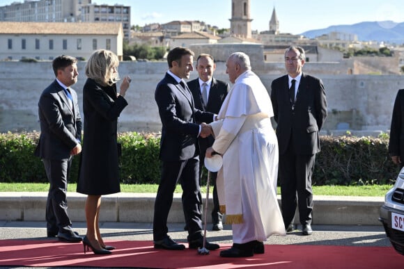 Accueilli par Emmanuel et Brigitte Macron au palais du Pharo, le pape de 86 ans a livré un long discours pour clôturer les "Rencontres méditerranéennes"
Le maire de Marseille, Benoit Payan, le pape François, Emmanuel Macron et sa femme Brigitte - Sa Sainteté le Pape accueilli par le président français et sa femme au palais du Pharo à Marseille, pour la session conclusive des "Rencontres Méditerranéennes", à l'occasion de sa visite officielle en France. Le 23 septembre 2023