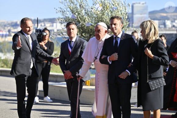 Autre allusion à l'actualité, le pape a évoqué la loi attendue en France sur la fin de vie en mettant en garde contre la "perspective faussement digne d'une mort douce". 
Le maire de Marseille, Benoit Payan, le pape François, Emmanuel Macron et sa femme Brigitte - Sa Sainteté le Pape accueilli par le président français et sa femme au palais du Pharo à Marseille, pour la session conclusive des "Rencontres Méditerranéennes", à l'occasion de sa visite officielle en France. Le 23 septembre 2023