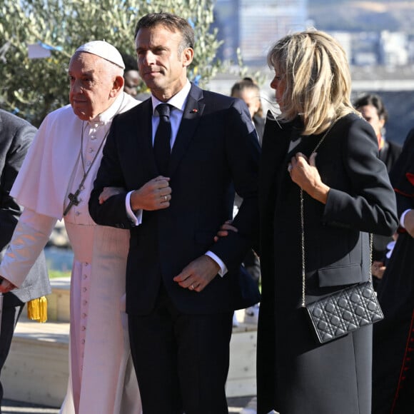 Autre allusion à l'actualité, le pape a évoqué la loi attendue en France sur la fin de vie en mettant en garde contre la "perspective faussement digne d'une mort douce". 
Le maire de Marseille, Benoit Payan, le pape François, Emmanuel Macron et sa femme Brigitte - Sa Sainteté le Pape accueilli par le président français et sa femme au palais du Pharo à Marseille, pour la session conclusive des "Rencontres Méditerranéennes", à l'occasion de sa visite officielle en France. Le 23 septembre 2023