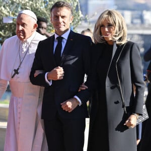 Brigitte Macron portait un long manteau en laine noir
Le maire de Marseille, Benoit Payan, le pape François, Emmanuel Macron et sa femme Brigitte - Sa Sainteté le Pape accueilli par le président français et sa femme au palais du Pharo à Marseille, pour la session conclusive des "Rencontres Méditerranéennes", à l'occasion de sa visite officielle en France.