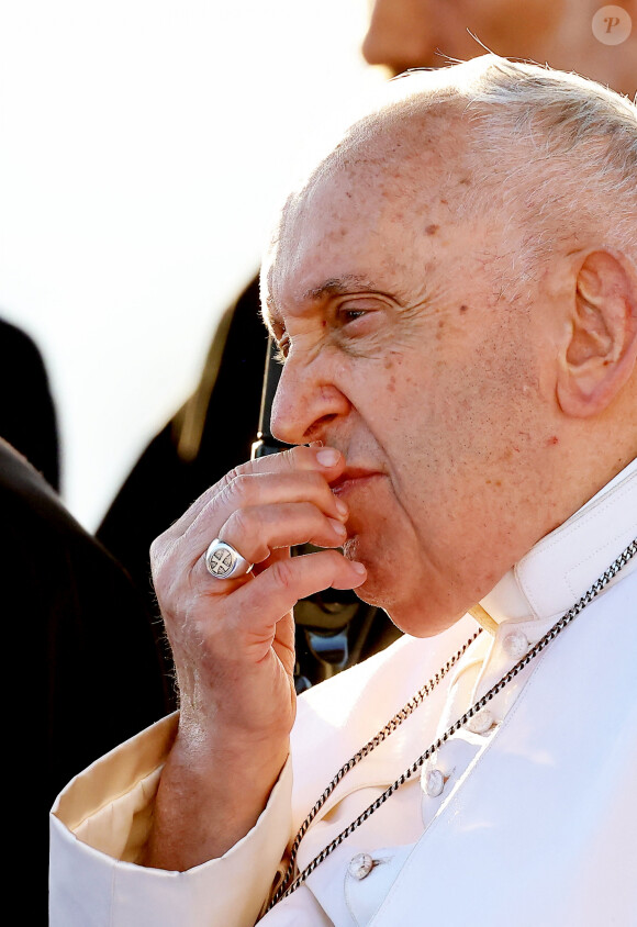 Le pape François lors du moment de recueillement à la stèle, avec les chefs religieux, au Mémorial dédié aux marins et migrants perdus en mer, lors de sa visite officielle à Marseille. Le 22 septembre 2023 © Dominique Jacovides / Bestimage 