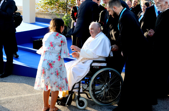 Le pape François lors du moment de recueillement à la stèle, avec les chefs religieux, au Mémorial dédié aux marins et migrants perdus en mer, lors de sa visite officielle à Marseille. Le 22 septembre 2023 © Dominique Jacovides / Bestimage 