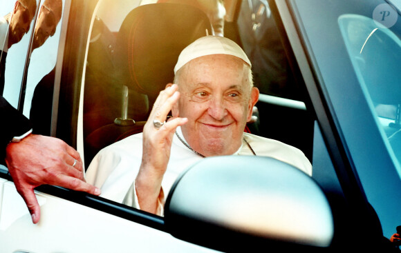 Le pape François lors du moment de recueillement à la stèle, avec les chefs religieux, au Mémorial dédié aux marins et migrants perdus en mer, lors de sa visite officielle à Marseille. Le 22 septembre 2023 © Dominique Jacovides / Bestimage 