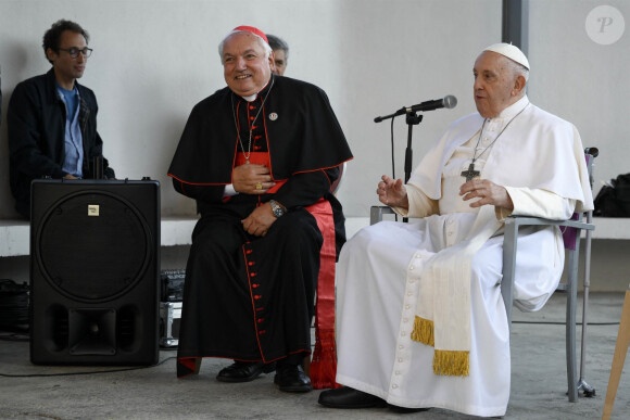 Monseigneur Jean-Marie Aveline (archevêque de Marseille) - Le pape François à la rencontre des membres d'un centre tenu par les Missionnaires de la Charité, à Saint-Mauront, quartier le plus pauvre de la cité phocéenne, lors de sa visite officielle à Marseille. Le 23 septembre 2023 