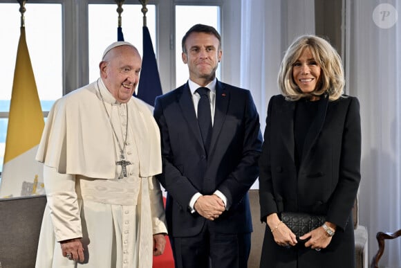 Le pape François en entretien avec le président français Emmanuel Macron et sa femme Brigitte au palais du Pharo à Marseille, à l'occasion de sa visite officielle en France. Le 23 septembre 2023 © Philippe Magoni / Pool / Bestimage 