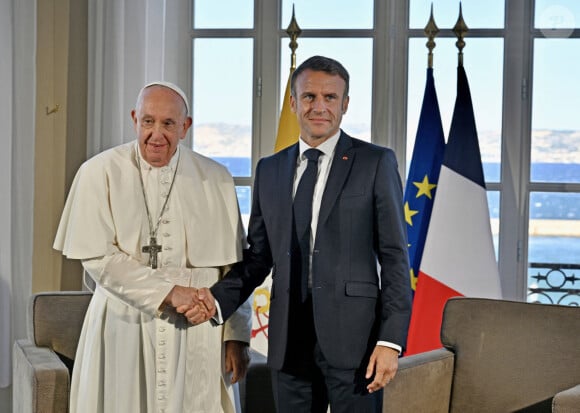 Le pape François en entretien avec le président français Emmanuel Macron au palais du Pharo à Marseille, à l'occasion de sa visite officielle en France. Le 23 septembre 2023 © Philippe Magoni / Pool / Bestimage 