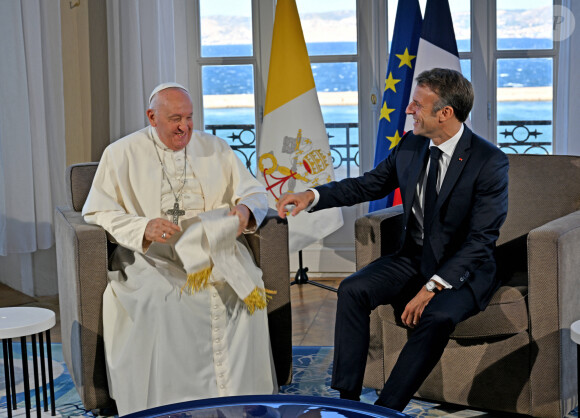 Le pape François en entretien avec le président français Emmanuel Macron au palais du Pharo à Marseille, à l'occasion de sa visite officielle en France. Le 23 septembre 2023 © Philippe Magoni / Pool / Bestimage 