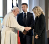 Emmanuel Macron et sa femme Brigitte ont rencontré le pape François à Marseille
Le pape François en entretien avec le président français Emmanuel Macron et sa femme Brigitte au palais du Pharo à Marseille, à l'occasion de sa visite officielle en France. 
