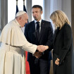 Brigitte Macron avec le pape François à Marseille : look très chic aux côtés de son mari, tactile avec le pontife