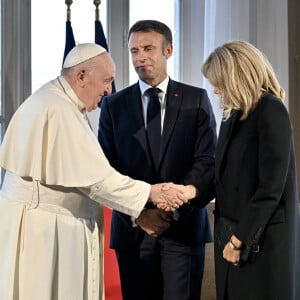 Emmanuel Macron et sa femme Brigitte ont rencontré le pape François à Marseille
Le pape François en entretien avec le président français Emmanuel Macron et sa femme Brigitte au palais du Pharo à Marseille, à l'occasion de sa visite officielle en France. 