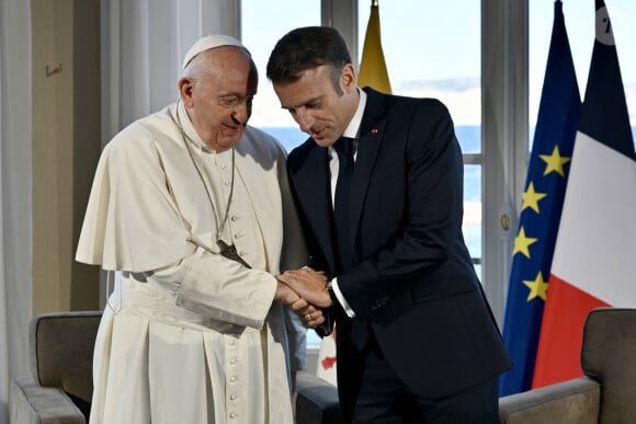 Emmanuel Macron s'est montré très tactile avec le pape
Le pape François en entretien avec le président français Emmanuel Macron au palais du Pharo à Marseille, à l'occasion de sa visite officielle en France. Le 23 septembre 2023 © Philippe Magoni / Pool / Bestimage 