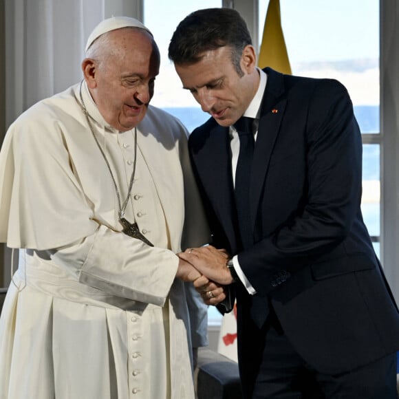 Emmanuel Macron s'est montré très tactile avec le pape
Le pape François en entretien avec le président français Emmanuel Macron au palais du Pharo à Marseille, à l'occasion de sa visite officielle en France. Le 23 septembre 2023 © Philippe Magoni / Pool / Bestimage 