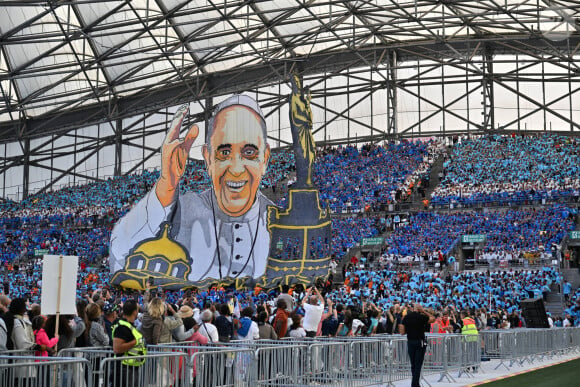 Près de 60 000 personnes étaient présentes pour cette messe !
Le président de la République française E.Macron et la première dame B.Macron assistent à la messe donnée par le pape François au stade Vélodrome de Marseille, le 23 septembre 2023. Sa Sainteté le pape François est à Marseille pour la clôture des Rencontres Méditerranéennes (17 - 24 septembre 2023). © Philippe Magoni / Pool / Bestimage 