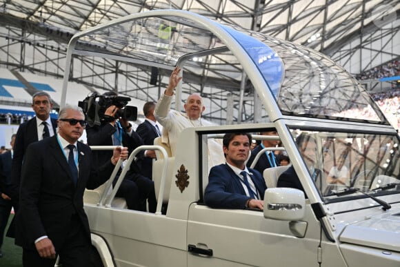 Le pape François salue la foule à son arrivée dans le stade - Le président de la République française E.Macron et la première dame B.Macron assistent à la messe donnée par le pape François au stade Vélodrome de Marseille, le 23 septembre 2023. Sa Sainteté le pape François est à Marseille pour la clôture des Rencontres Méditerranéennes (17 - 24 septembre 2023). © Philippe Magoni / Pool / Bestimage 