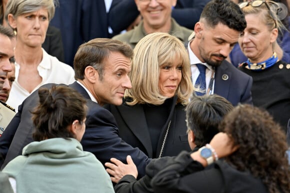 Le président de la République française, Emmanuel Macron et la première dame Brigitte Macron - Le président de la République française E.Macron et la première dame B.Macron assistent à la messe donnée par le pape François au stade Vélodrome de Marseille, le 23 septembre 2023. Sa Sainteté le pape François est à Marseille pour la clôture des Rencontres Méditerranéennes (17 - 24 septembre 2023). © Philippe Magoni / Pool / Bestimage 