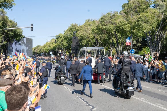 Déambulation du pape François sur l'avenue du Prado à Marseille, le 23 septembre 2023. Sa Sainteté le pape François est à Marseille pour la clôture des Rencontres Méditerranéennes (17 - 24 septembre 2023) et s'apprête à donner une messe au stade Vélodrome, en présence notamment du chef de l'Etat français et de la première dame. 