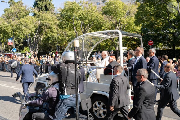 Déambulation du pape François sur l'avenue du Prado à Marseille, le 23 septembre 2023. Sa Sainteté le pape François est à Marseille pour la clôture des Rencontres Méditerranéennes (17 - 24 septembre 2023) et s'apprête à donner une messe au stade Vélodrome, en présence notamment du chef de l'Etat français et de la première dame. 