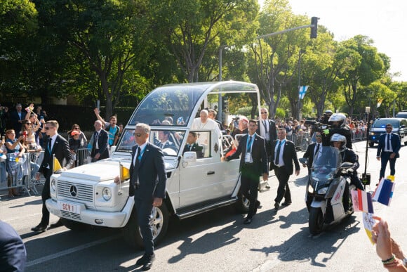 Déambulation du pape François sur l'avenue du Prado à Marseille, le 23 septembre 2023. Sa Sainteté le pape François est à Marseille pour la clôture des Rencontres Méditerranéennes (17 - 24 septembre 2023) et s'apprête à donner une messe au stade Vélodrome, en présence notamment du chef de l'Etat français et de la première dame. 