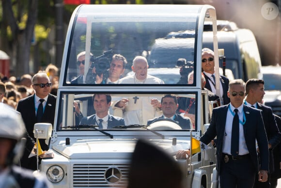 Déambulation du pape François sur l'avenue du Prado à Marseille, le 23 septembre 2023. Sa Sainteté le pape François est à Marseille pour la clôture des Rencontres Méditerranéennes (17 - 24 septembre 2023) et s'apprête à donner une messe au stade Vélodrome, en présence notamment du chef de l'Etat français et de la première dame. 