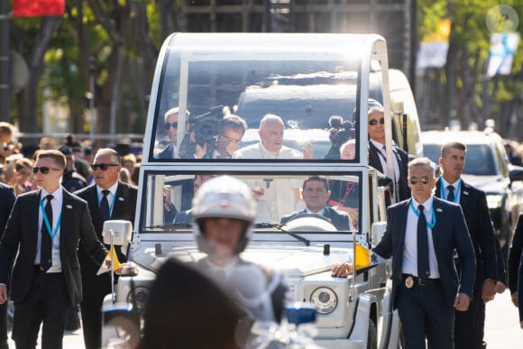 Déambulation du pape François sur l'avenue du Prado à Marseille, le 23 septembre 2023. Sa Sainteté le pape François est à Marseille pour la clôture des Rencontres Méditerranéennes (17 - 24 septembre 2023) et s'apprête à donner une messe au stade Vélodrome, en présence notamment du chef de l'Etat français et de la première dame. 