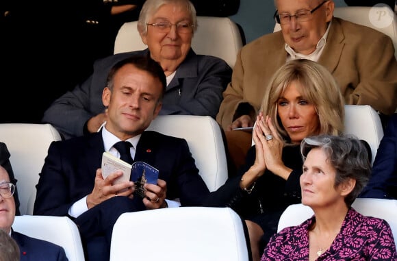 Emmanuel Macron et sa femme Brigitte - Le président de la République française E.Macron et la première dame B.Macron assistent à la messe donnée par le pape François au stade Vélodrome de Marseille, le 23 septembre 2023. Sa Sainteté le pape François est à Marseille pour la clôture des Rencontres Méditerranéennes (17 - 24 septembre 2023). © Dominique Jacovides / Bestimage 