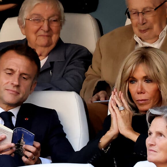 Emmanuel Macron et sa femme Brigitte - Le président de la République française E.Macron et la première dame B.Macron assistent à la messe donnée par le pape François au stade Vélodrome de Marseille, le 23 septembre 2023. Sa Sainteté le pape François est à Marseille pour la clôture des Rencontres Méditerranéennes (17 - 24 septembre 2023). © Dominique Jacovides / Bestimage 