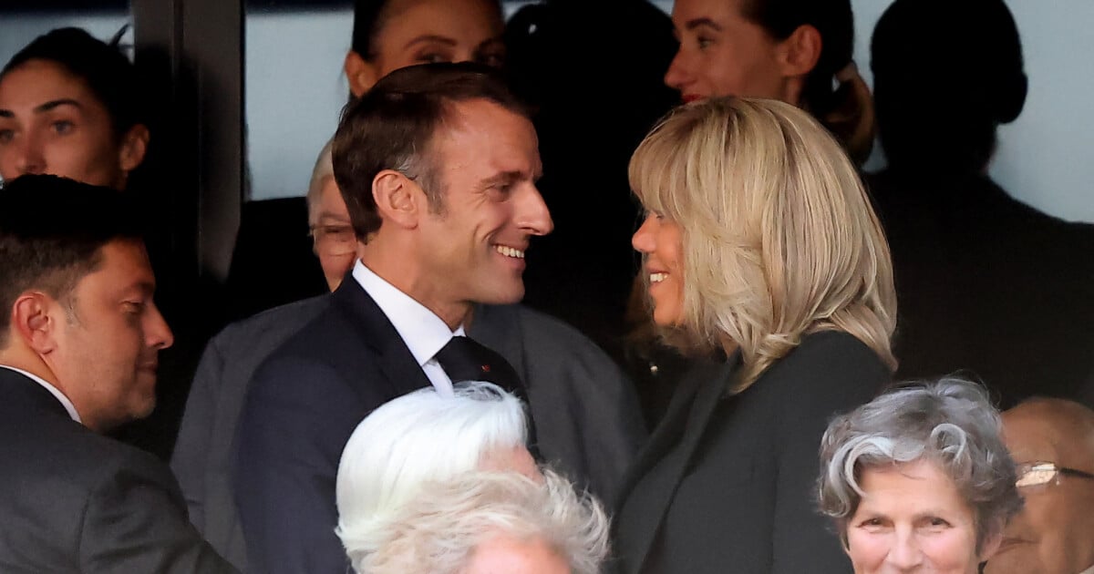 Emmanuel Et Brigitte Macron Regards Amoureux Pendant La Messe Historique Du Pape François Au