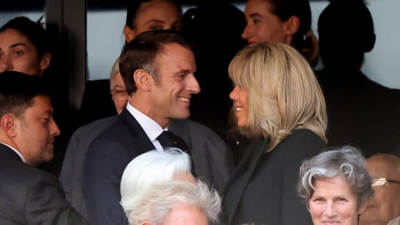 Emmanuel et Brigitte Macron : Regards amoureux pendant la messe historique du pape François au Vélodrome