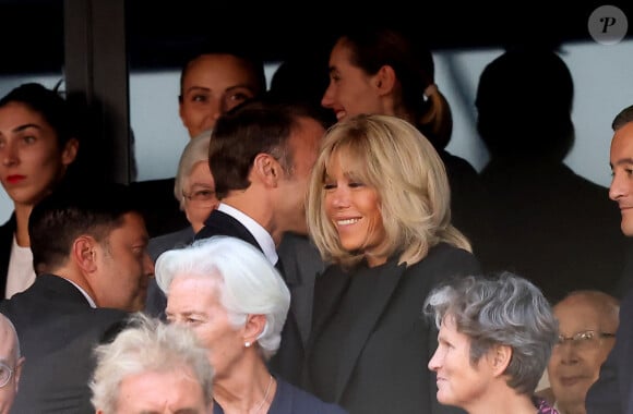 Emmanuel Macron et sa femme Brigitte - Le président de la République française E.Macron et la première dame B.Macron assistent à la messe donnée par le pape François au stade Vélodrome de Marseille, le 23 septembre 2023. Sa Sainteté le pape François est à Marseille pour la clôture des Rencontres Méditerranéennes (17 - 24 septembre 2023). © Dominique Jacovides / Bestimage 