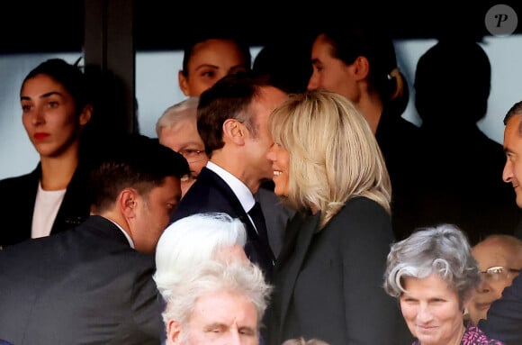 Le couple présidentiel s'est montré extrêmement complice
Emmanuel Macron et sa femme Brigitte - Le président de la République française E.Macron et la première dame B.Macron assistent à la messe donnée par le pape François au stade Vélodrome de Marseille, le 23 septembre 2023. Sa Sainteté le pape François est à Marseille pour la clôture des Rencontres Méditerranéennes (17 - 24 septembre 2023). © Dominique Jacovides / Bestimage 