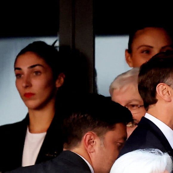 Le couple présidentiel s'est montré extrêmement complice
Emmanuel Macron et sa femme Brigitte - Le président de la République française E.Macron et la première dame B.Macron assistent à la messe donnée par le pape François au stade Vélodrome de Marseille, le 23 septembre 2023. Sa Sainteté le pape François est à Marseille pour la clôture des Rencontres Méditerranéennes (17 - 24 septembre 2023). © Dominique Jacovides / Bestimage 