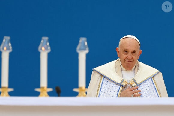 Le président de la République française E.Macron et la première dame B.Macron assistent à la messe donnée par le pape François au stade Vélodrome de Marseille, le 23 septembre 2023. Sa Sainteté le pape François est à Marseille pour la clôture des Rencontres Méditerranéennes (17 - 24 septembre 2023). © Dominique Jacovides / Bestimage 