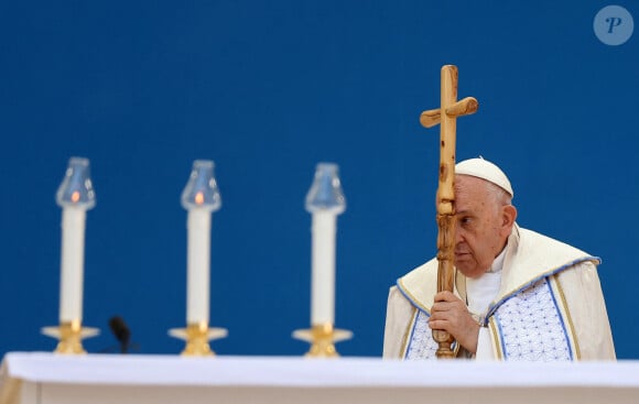 Le président de la République française E.Macron et la première dame B.Macron assistent à la messe donnée par le pape François au stade Vélodrome de Marseille, le 23 septembre 2023. Sa Sainteté le pape François est à Marseille pour la clôture des Rencontres Méditerranéennes (17 - 24 septembre 2023). © Dominique Jacovides / Bestimage 