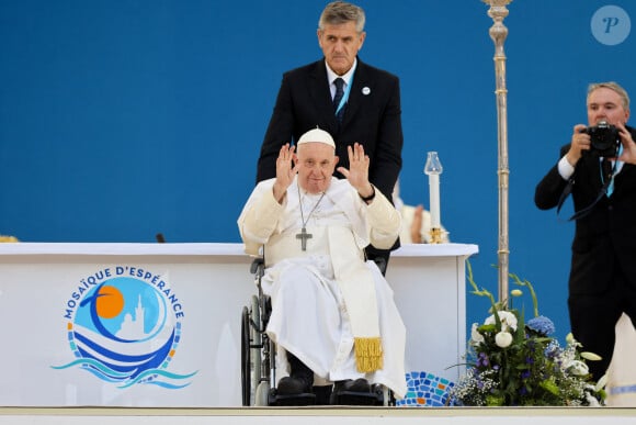 Le pape François - Le président de la République française E.Macron et la première dame B.Macron assistent à la messe donnée par le pape François au stade Vélodrome de Marseille, le 23 septembre 2023. Sa Sainteté le pape François est à Marseille pour la clôture des Rencontres Méditerranéennes (17 - 24 septembre 2023). © Dominique Jacovides / Bestimage 