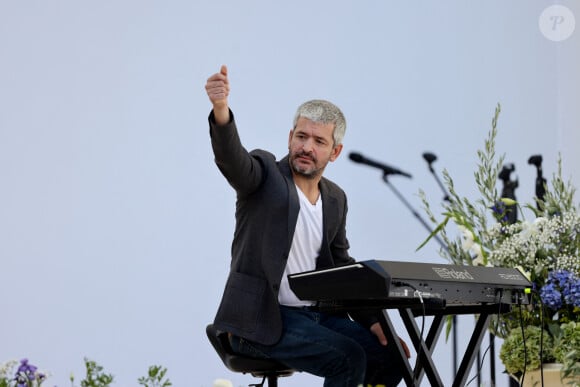 Le chanteur Grégoire - Le président de la République française E.Macron et la première dame B.Macron assistent à la messe donnée par le pape François au stade Vélodrome de Marseille, le 23 septembre 2023. Sa Sainteté le pape François est à Marseille pour la clôture des Rencontres Méditerranéennes (17 - 24 septembre 2023). © Dominique Jacovides / Bestimage 