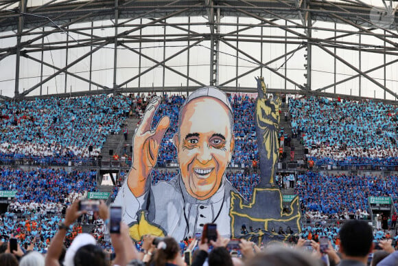 Gad Elmaleh et Grégoire - Près de 60.0000 fidèles sont venus assister à la messe donnée par le pape François au stade Vélodrome - Le président de la République française E.Macron et la première dame B.Macron assistent à la messe donnée par le pape François au stade Vélodrome de Marseille, le 23 septembre 2023. Sa Sainteté le pape François est à Marseille pour la clôture des Rencontres Méditerranéennes (17 - 24 septembre 2023). © Dominique Jacovides / Bestimage 