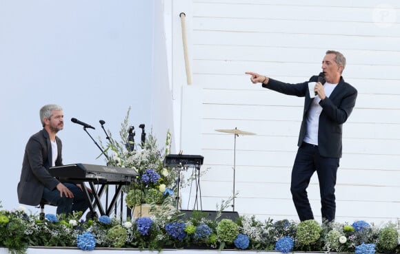 Gad Elmaleh et Grégoire - Près de 60.0000 fidèles sont venus assister à la messe donnée par le pape François au stade Vélodrome - Le président de la République française E.Macron et la première dame B.Macron assistent à la messe donnée par le pape François au stade Vélodrome de Marseille, le 23 septembre 2023. Sa Sainteté le pape François est à Marseille pour la clôture des Rencontres Méditerranéennes (17 - 24 septembre 2023). © Dominique Jacovides / Bestimage 