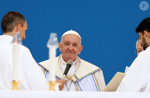 Le pape François célèbre la messe au stade Vélodrome - Le président de la République française E.Macron et la première dame B.Macron assistent à la messe donnée par le pape François au stade Vélodrome de Marseille, le 23 septembre 2023. Sa Sainteté le pape François est à Marseille pour la clôture des Rencontres Méditerranéennes (17 - 24 septembre 2023). © Dominique Jacovides / Bestimage 