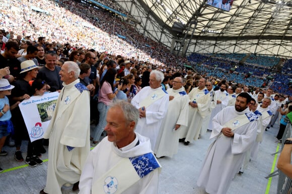 Près de 60.000 fidèles sont venus assister à la messe célébrée par le pape François - Le président de la République française E.Macron et la première dame B.Macron assistent à la messe donnée par le pape François au stade Vélodrome de Marseille, le 23 septembre 2023. Sa Sainteté le pape François est à Marseille pour la clôture des Rencontres Méditerranéennes (17 - 24 septembre 2023). © Dominique Jacovides / Bestimage 